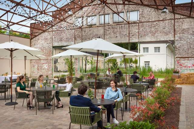 Table en extérieur du Grand Pavillon à Chantilly  - Hôtel 4 étoiles Chantilly  