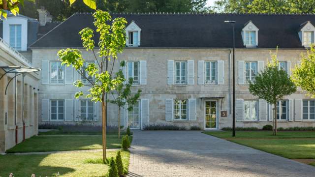 Facade du Grand Pavillon à Chantilly -Hôtel 4 étoiles Chantilly  